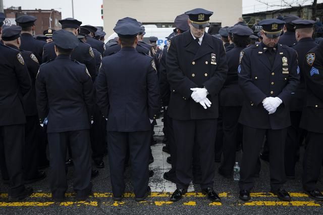 Police officers with their backs to Mayor de Blasio during Officer Wenjian Liu's funeral